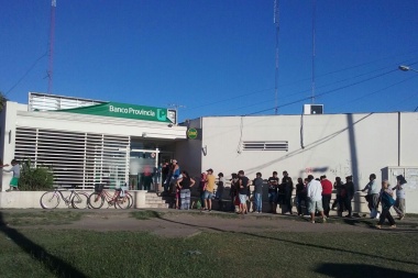 Vecinos de Olmos se quejan de la atención que reciben en el Banco Provincia