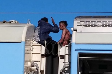 Recibieron una descarga eléctrica mientras viajaban en el techo del tren Roca