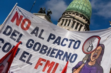 Agrupaciones de izquierda se concentran en el Congreso y el Obelisco contra el acuerdo FMI