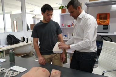 Bucca cerró su campaña a la gobernación en una PyME de tecnología
