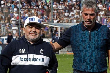 Pellegrino fue reelecto en Gimnasia y Maradona confirmó que sigue como DT