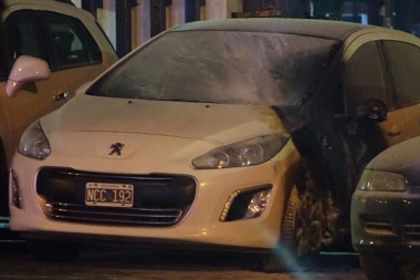 Incendiaron autos en la puerta del Ministerio de Seguridad