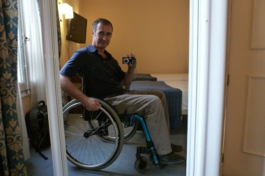 Los hoteles deberán contar con accesos y habitaciones para gente en sillas de ruedas