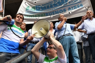 Bancarios inician hoy un plan de lucha y se complicará la atención
