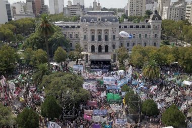 Multitudinaria movilización de los estatales a Gobernación