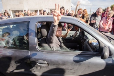 Axel Kicillof hace campaña en distritos del suroeste de la provincia