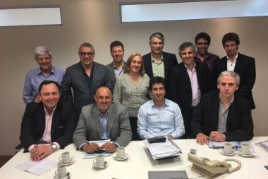 Los intendentes massistas negocian subas de entre 15 y 20% con cláusula gatillo