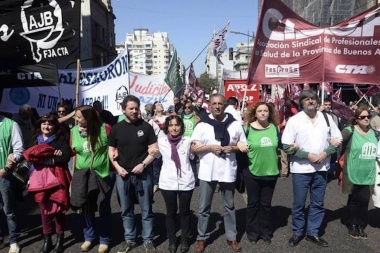 Los médicos y judiciales paran para exigir convocatoria a paritarias