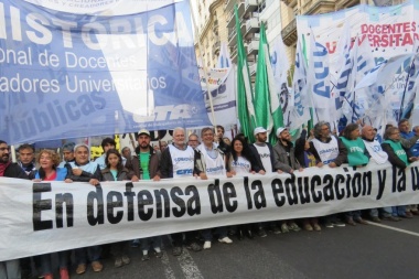 Los docentes universitarios realizan un paro en reclamo de mejoras salariales