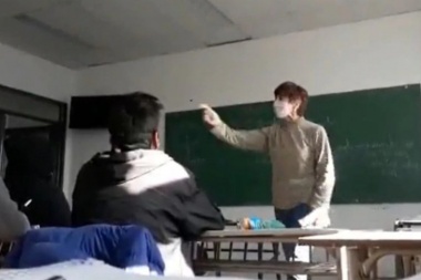 Suspendieron a la docente que fue filmada mientras adoctrinaba alumnos en una escuela bonaerense