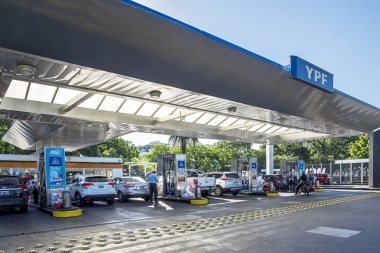 Tras la suba de Axion, YPF aumenta un 4% el precio de sus naftas