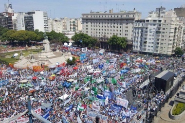 Multitudinaria marcha contra las reformas del Gobierno