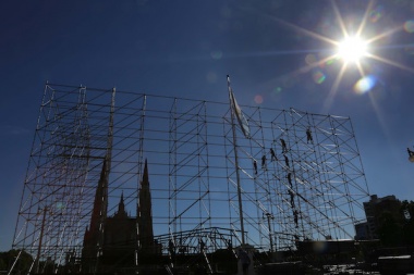 Armaron el escenario en Plaza Moreno para el festejo de La Plata