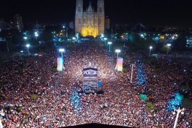 La Plata festejó sus 135 años de historia a puro ritmo