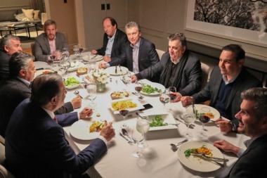 Macri, Peña y Frigerio cenaron con los radicales tras las chicanas de Carrió