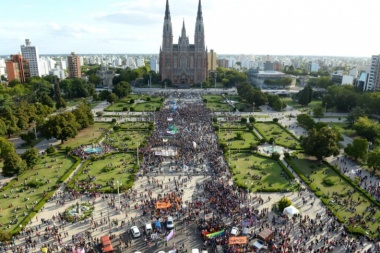 Masiva marcha de mujeres en La Plata
