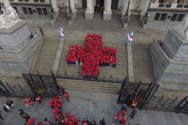 Activistas de la Cruz Roja Argentina “abrazaron” el Congreso