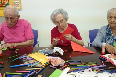 El Ministerio de Producción repartió cuadernillos inteligentes en hogares para adultos mayores