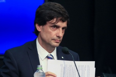 El Gobierno busca postergar el pago de la deuda con privados y con el FMI