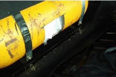 Secuestran 40 Iphones que estaban ocultos dentro del tanque de gas de un auto