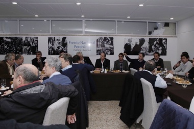 Los intendentes peronistas se reunieron para frenar la eliminación del Fondo Sojero
