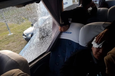 Una mujer recibió un piedrazo mientras viajaba en el Costera