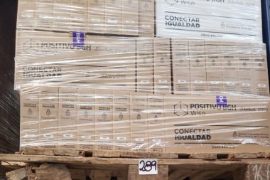 Axel Kicillof reparte netbooks que fueron recuperadas por el Gobierno nacional