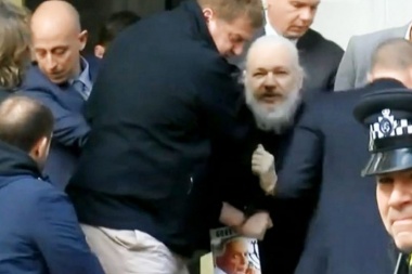 La policía británica arrestó a Julian Assange en la embajada de Ecuador