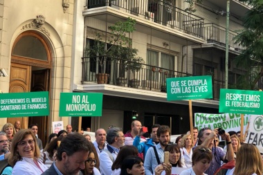 Los farmacéuticos marchan a la Corte contra el desembarco de Farmacity