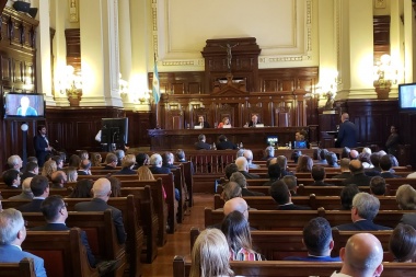 La Corte escuchó los argumentos a favor y en contra de la instalación de Farmacity
