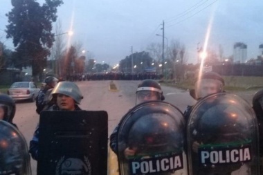 Dos facciones dela UOCRA se enfrentaron a los tiros en la destilería de YPF en Ensenada