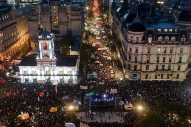 Masiva marcha en defensa de la universidad pública