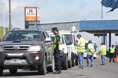 Proponen colocar una oblea del seguro en los parabrisas de los autos