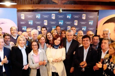 Cristina Kirchner fue a la sede del PJ para analizar el frente electoral para octubre