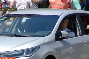 Conduciendo su auto, Alberto Fernández llegó al Congreso de la Nación