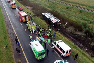 Al menos 15 heridos al volcar un micro en la ruta 2