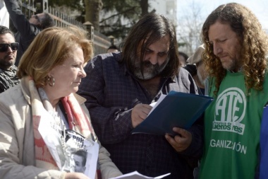 Docentes y estatales bonaerenses presionan para que las paritarias superen la inflación