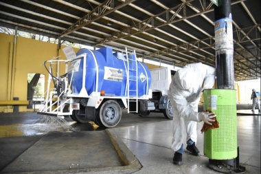 El Municipio de La Plata refuerza las tareas de desinfección en la terminal de ómnibus