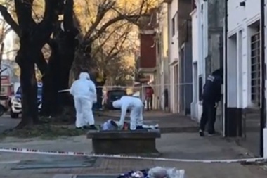 Hallan muerto en una calle de La Plata a un joven con dos golpes en la cabeza