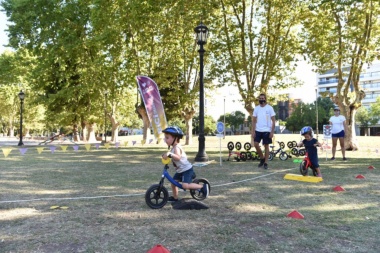 Con clases gratuitas en parques y plazas, lanzan la Biciescuela municipal