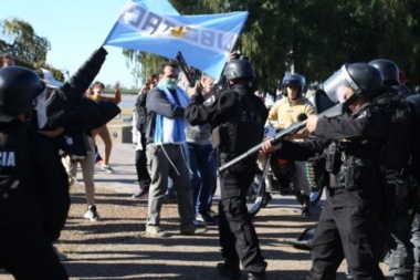 Incidentes en una marcha organizada por médicos anticuarentena en Rosario