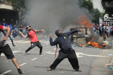 Enfrentamientos y balas de goma frente al Congreso