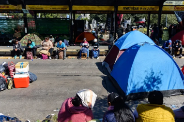 Continúa el acampe sobre la avenida 9 de Julio