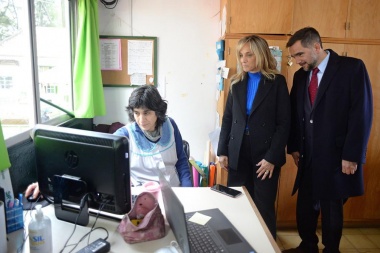 Malena Galmarini participó de la entrega de antenas de transmisión terrestre y televisores para escuelas del Delta de Tigre junto a ARSAT