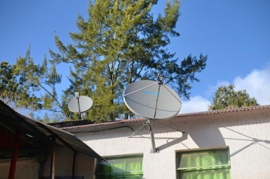 Malena Galmarini participó de la entrega de antenas de transmisión terrestre y televisores para escuelas del Delta de Tigre junto a ARSAT