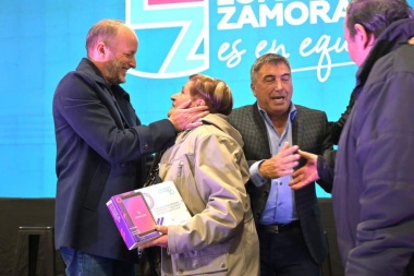 Insaurralde y Ambrosini entregaron tablets de ENACOM a adultos mayores de Lomas 