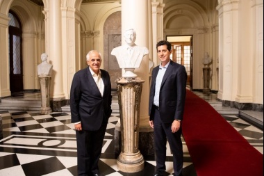 Wado con traje de presidente