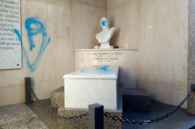 Con consignas peronistas, profanaron el mausoleo de Raúl Alfonsín