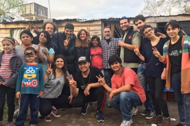 Tolosa Paz reanudó la campaña recorriendo barrios del Gran La Plata