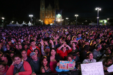 El Chaqueño Palavecino y  Karina colmaron la Plaza Moreno